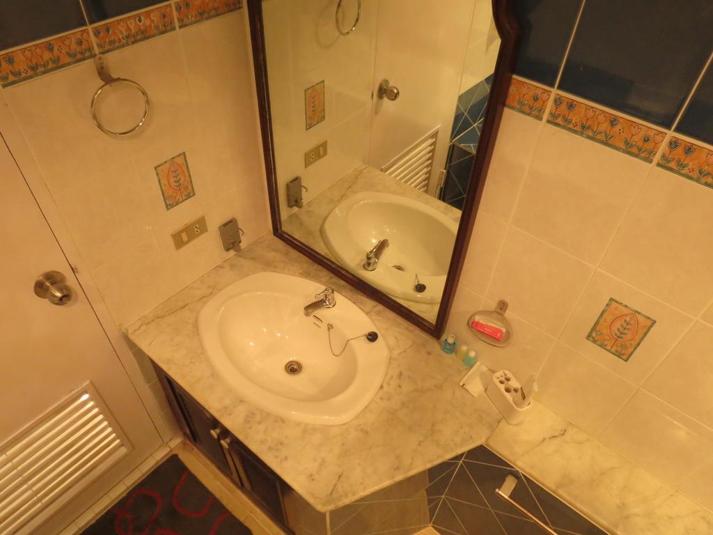 Jomtien Plaza Suite Apartments Rom bilde