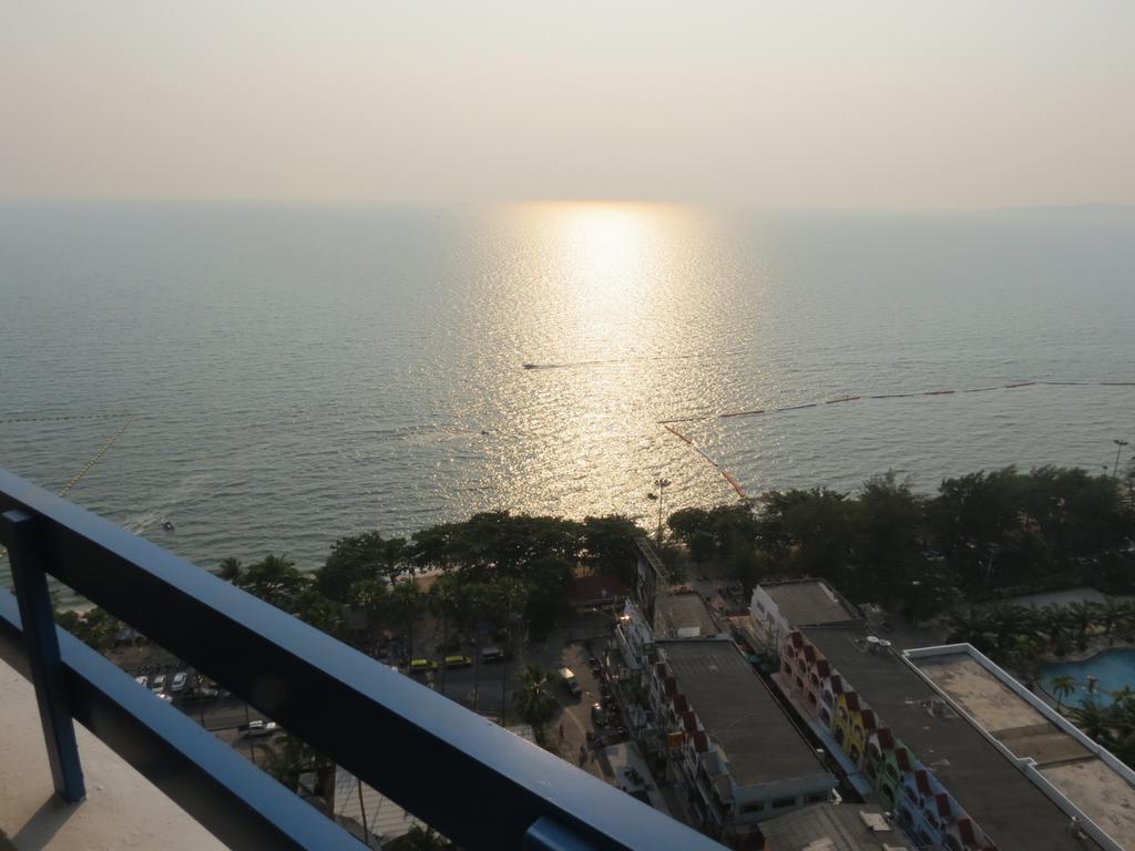 Jomtien Plaza Suite Apartments Rom bilde